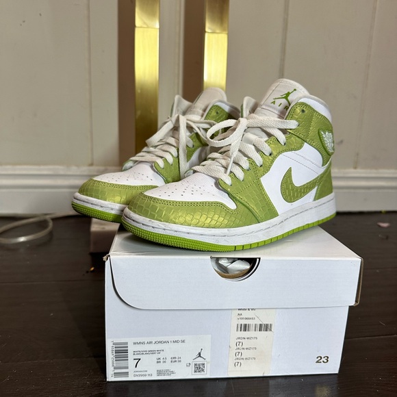 Nike Jordan 1 Mid - Picture 2 of 6